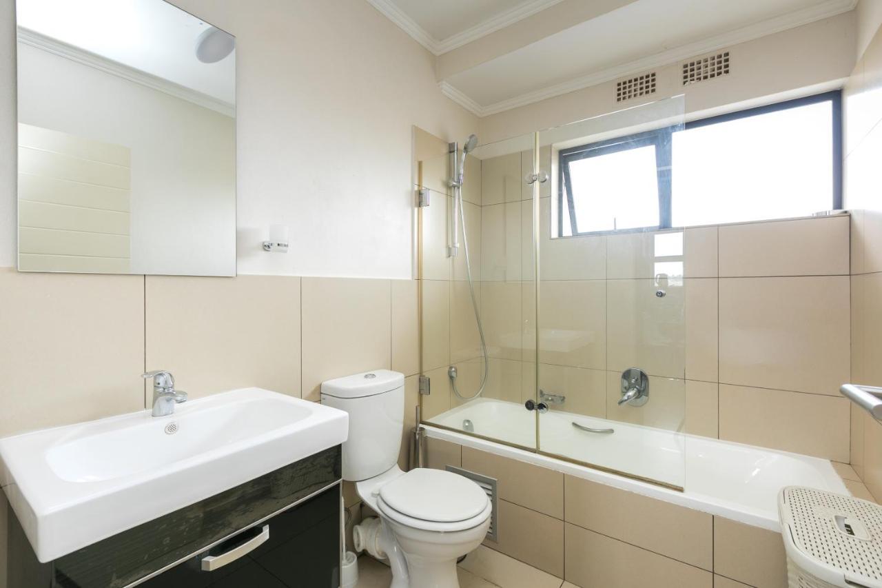 Modern Apartment In A Secure Golf Estate.Wifi Roodepoort Exterior foto