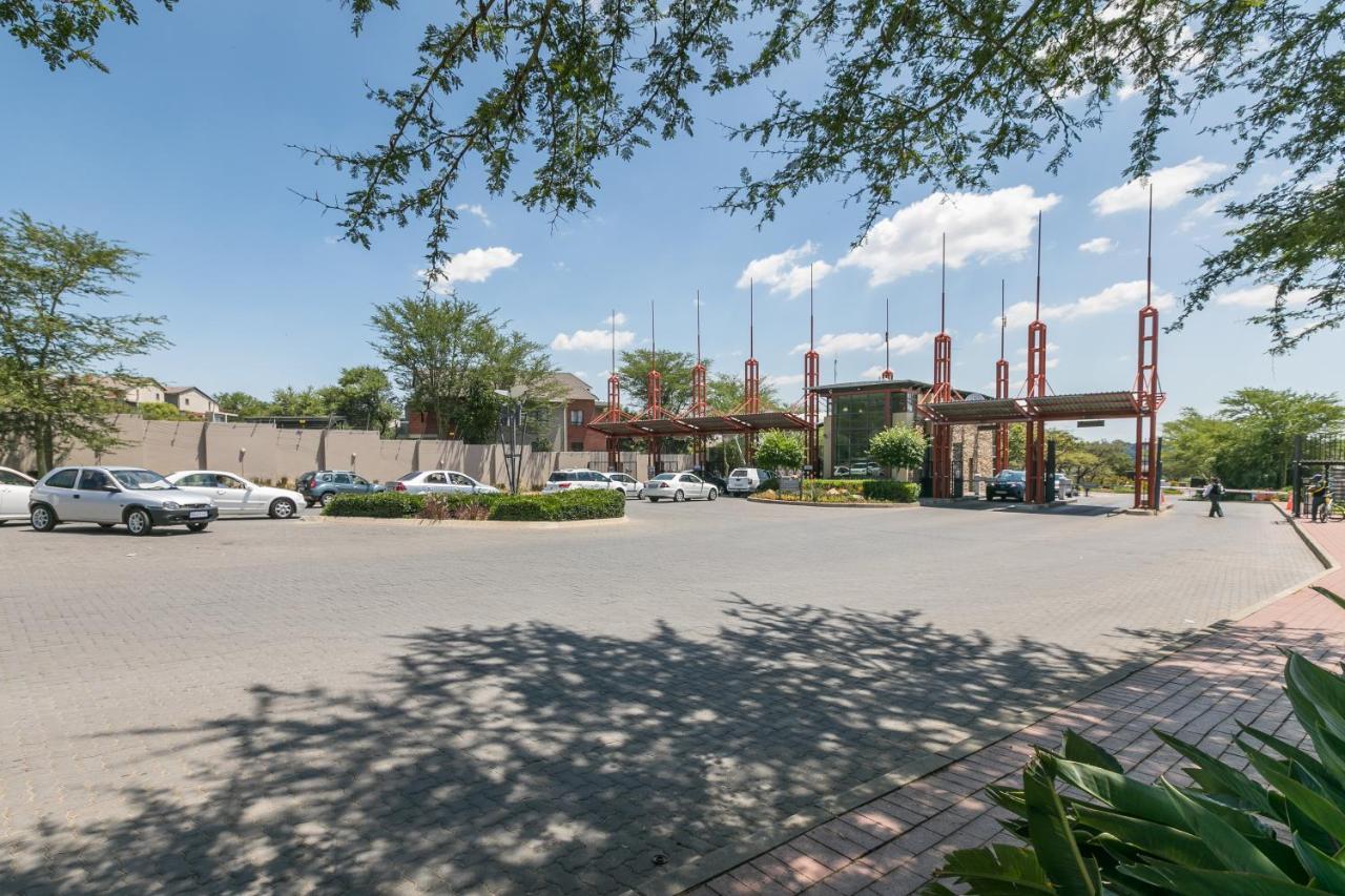 Modern Apartment In A Secure Golf Estate.Wifi Roodepoort Exterior foto